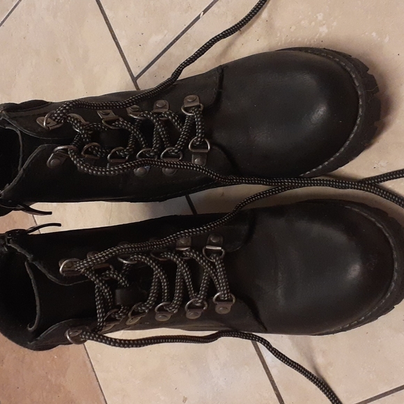 high heeled boots - Picture 3 of 3